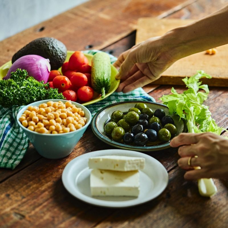 병아리콩 보틀샐러드을 위한 재료 이미지로 삶은 병아리콩,아보카도,오이,방울토마토,올리브 등으로 구성 되어있습니다.