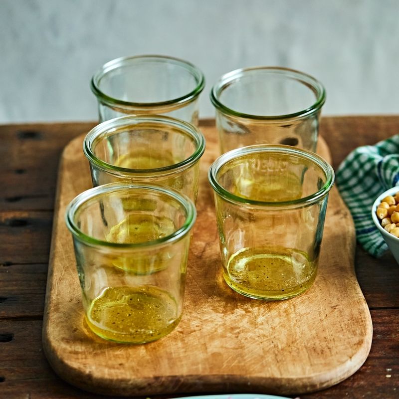 적당한 크기의 병에 드레싱을 나눠 붓고, 오이-방울토마토-병아리콩-셀러리-올리브-적양파-아보카도-페타치즈 순으로 담아주세요.