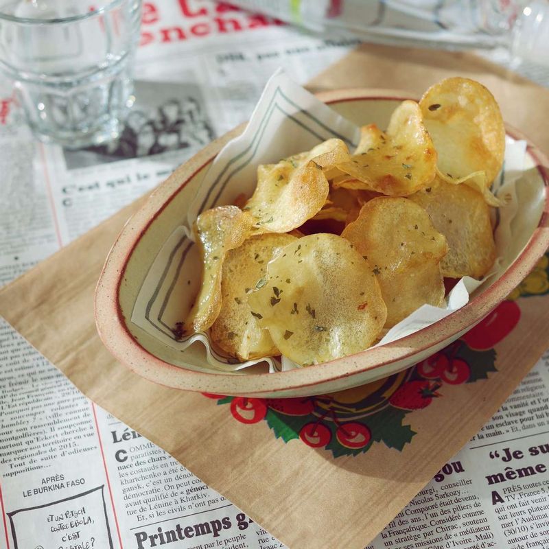 완성된 허니버터칩을 그릇에 담은 후 파슬리가루를 뿌려주세요.