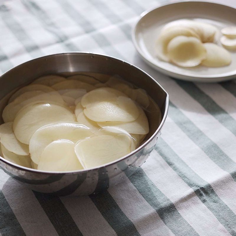 버터는 실온에서 충분하게 녹여주세요. 감자는 깨끗하게 씻은 후 채칼을 이용하여 0.2cm 두께로 슬라이스 한 후 찬물에 5분정도 담가 전분기를 빼주신 후 물기를 완전히 제거해주세요.