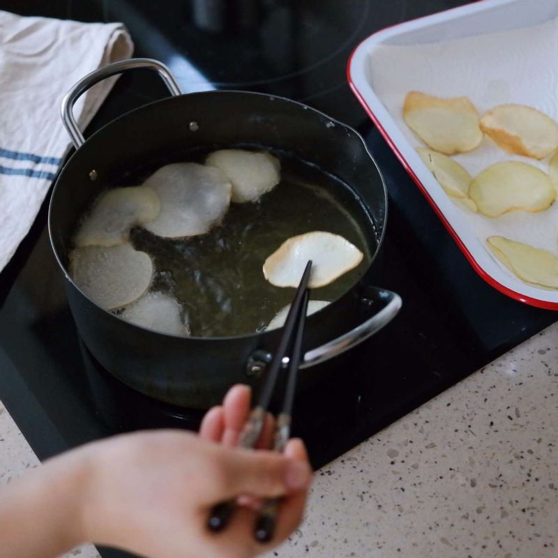 냄비에 기름을 넉넉히 두른 후 기름의 온도가 180도가 되면 감자를 넣어 바삭하게 튀겨주세요. 이때 기름의 온도가 낮으면 감자가 바삭하게 튀겨지지 않으니 온도를 높여주세요.