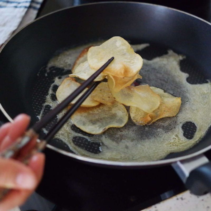 작은 볼에 녹인 버터와 꿀을 섞어주세요. 넓은 프라이팬을 약불에 달궈주시고 녹인 버터와 꿀을 넣으신 후 튀겨 놓은 감자칩을 부서지지 않게 버무려주세요.