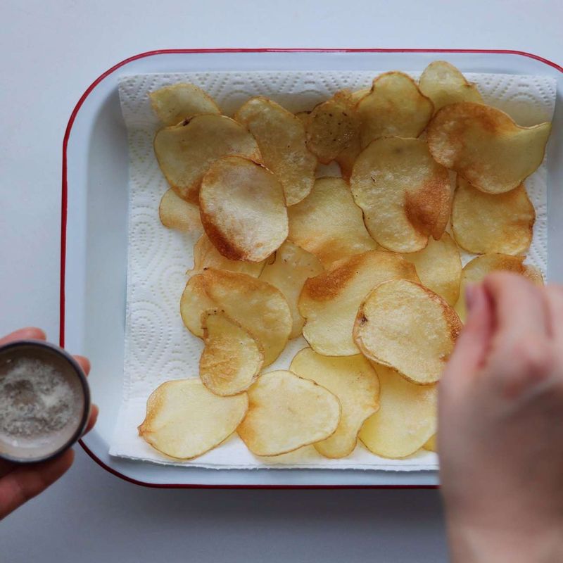 감자가 노릇하게 익으면 건져낸 후 기름을 빼주고 소금을 솔솔 뿌려주세요.