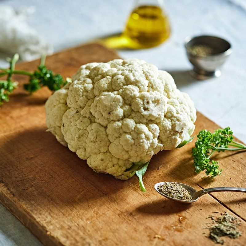 로스트 홀 콜리플라워을 위한 재료 이미지로 콜리플라워,다진 파슬리,그라나 파다노 치즈 등으로 구성 되어있습니다.