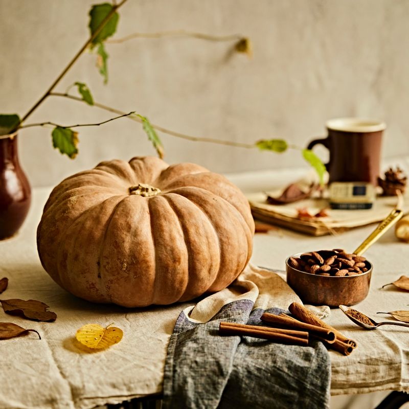 펌킨 스파이스 라떼 을 위한 재료 이미지로 늙은호박,불린 아몬드,메이플시럽 (또는 꿀),시나몬가루 등으로 구성 되어있습니다.