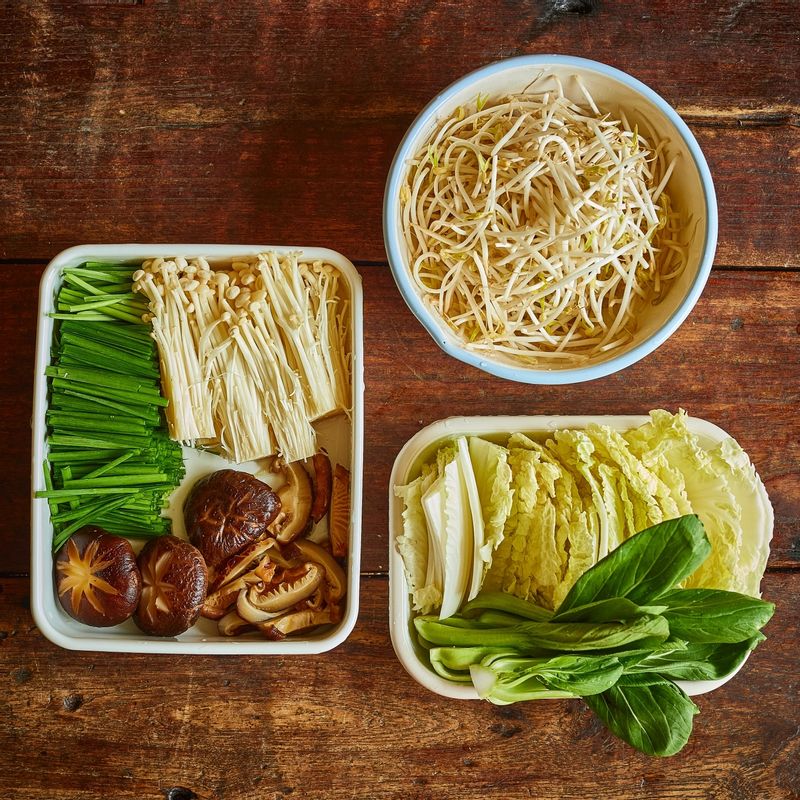 깨끗이 씻은 야채는 먹기 좋은 크기로 손질해 주세요.