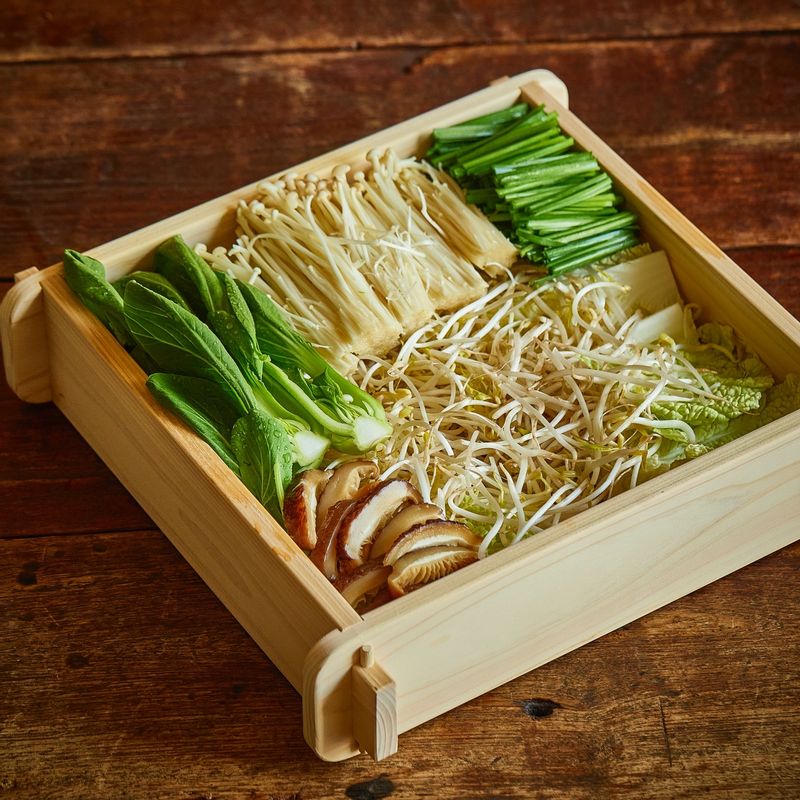 찜기에 손질한 야채와 훈제 오리고기를 넣어 뚜껑을 덮고 2~3분 정도 쪄주세요.