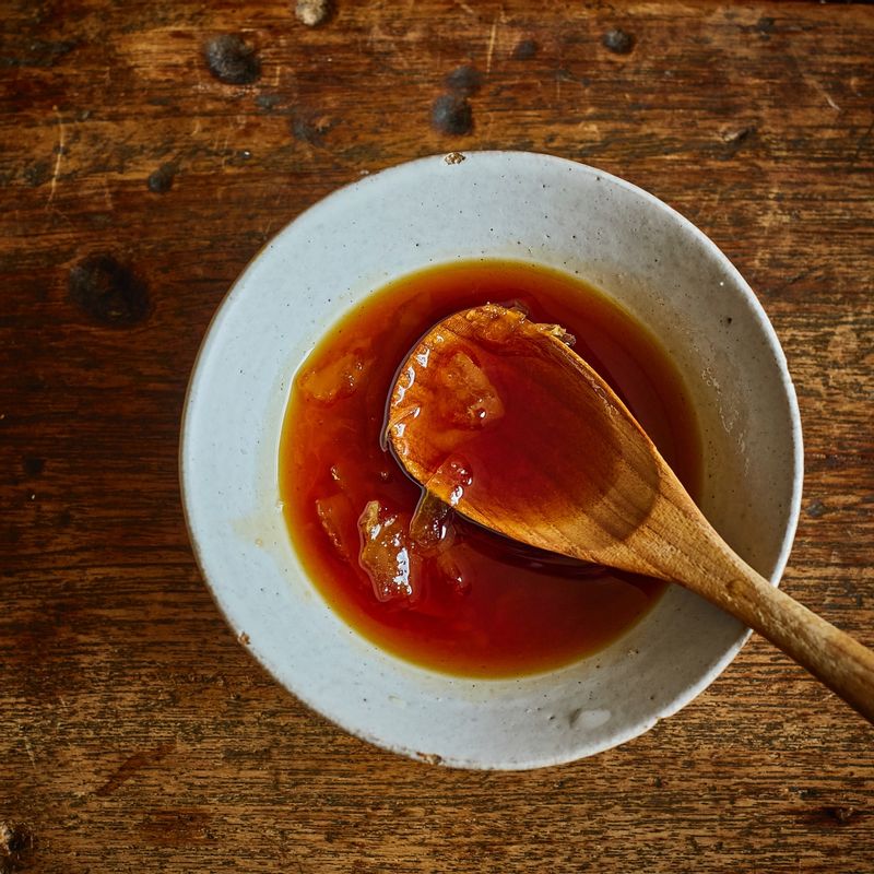 볼에 소스 재료를 넣어 섞어주세요.