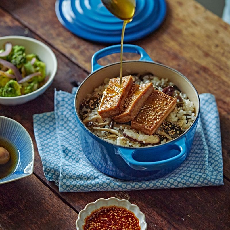 주걱으로 위 아래 가볍게 섞고 양념 간장을 곁들여 맛있게 즐겨주세요.