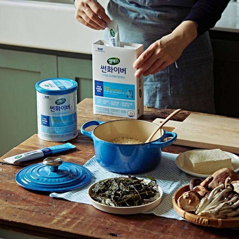두부 버섯 솥밥 을 위한 재료 이미지로 쌀,셀렉스 썬 화이버,물,두부,건취나물 등으로 구성 되어있습니다.