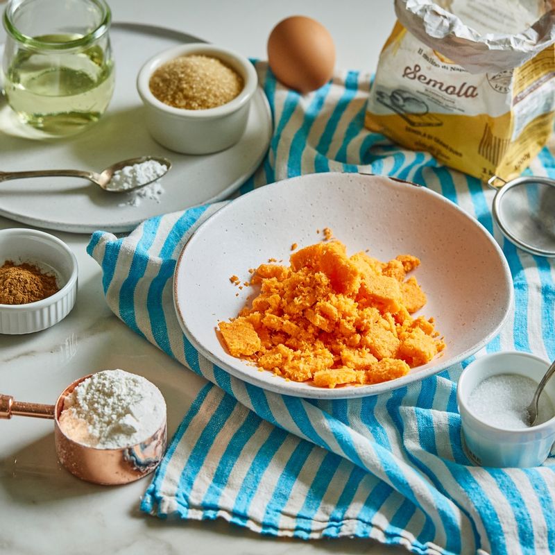 당근 머핀 을 위한 재료 이미지로 당근 퍼프,해바라기씨 오일,달걀,유기농 비정제 설탕 등으로 구성 되어있습니다.