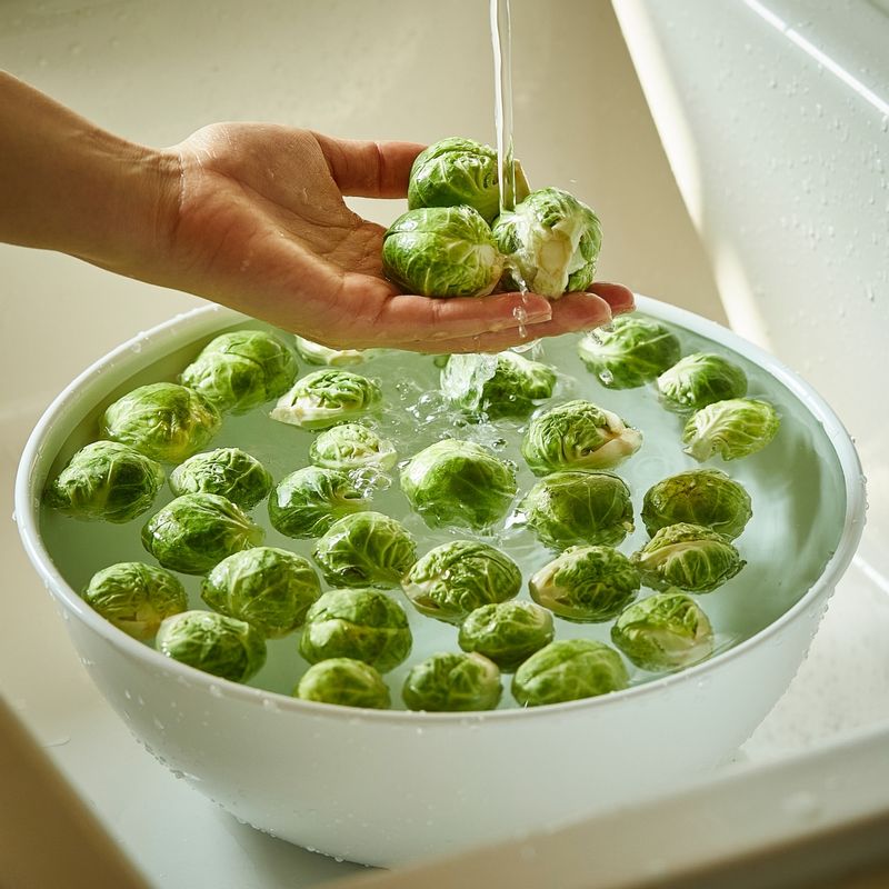 깨끗이 씻은 미니양배추를 손질한 후, 10분간 삶은 후 채반에서 한 김 식혀주세요.