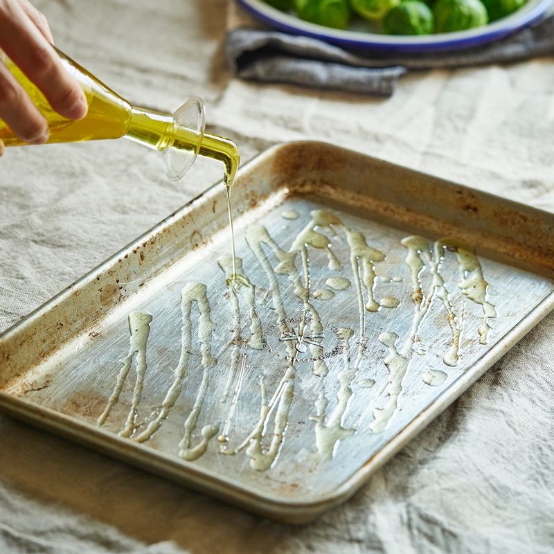 오븐 팬에 올리브오일 두른 후 올린 후 컵을 이용해 납작하게 눌러주세요.