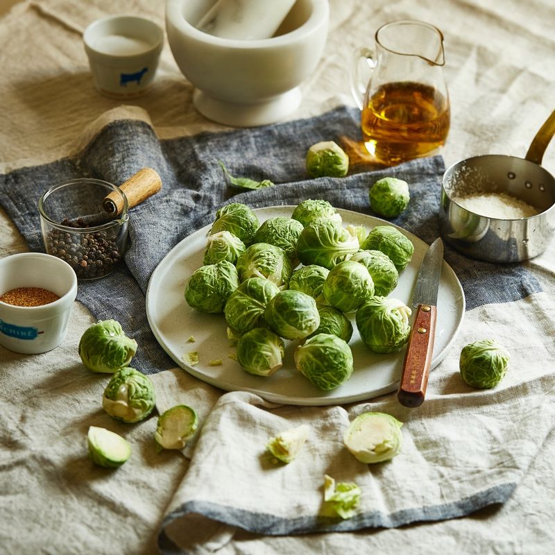 스메쉬드 미니 양배추을 위한 재료 이미지로 미니 양배추,올리브 오일,파마산 치즈,마늘 가루,소금 등으로 구성 되어있습니다.