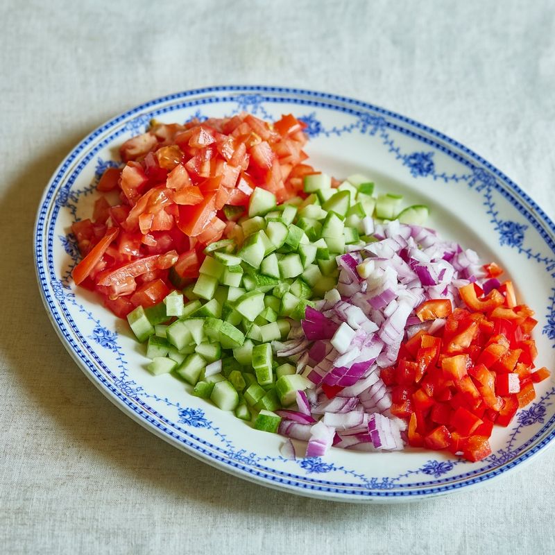 토마토와 오이, 파프리카, 적양파는 잘게 찹으로 썰어주세요.