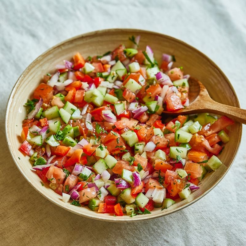 그릇에 담아 맛있게 즐겨주세요.
(tip. 기호에 따라 페타치즈를 추가로 넣어 만드셔도 맛있게 드실 수 있답니다)