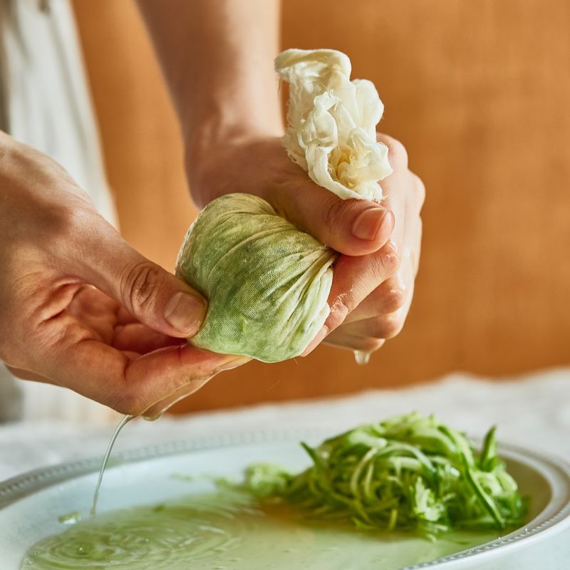 손이나 면포를 사용해 물기를 꽉 짜서 오이의 수분을 빼주세요.
(tip. 오이는 수분을 충분히 제거해야 수분이 나오지 않아 소스가 묽어지지 않아요)