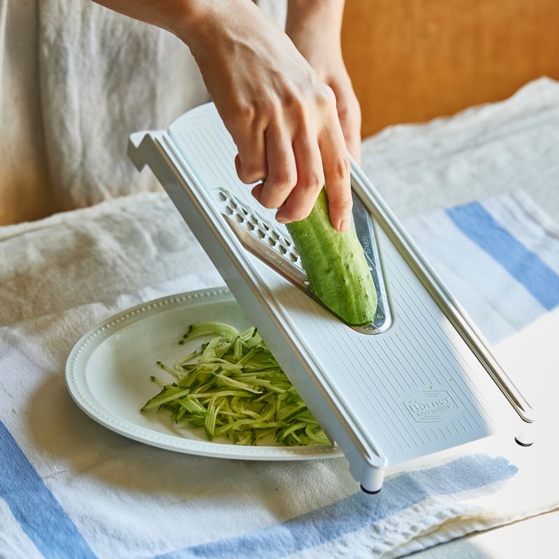 오이는 채칼로 가늘게 채를 썰어주세요. 소금을 넣어 섞은 후 10분 정도 절여주세요.