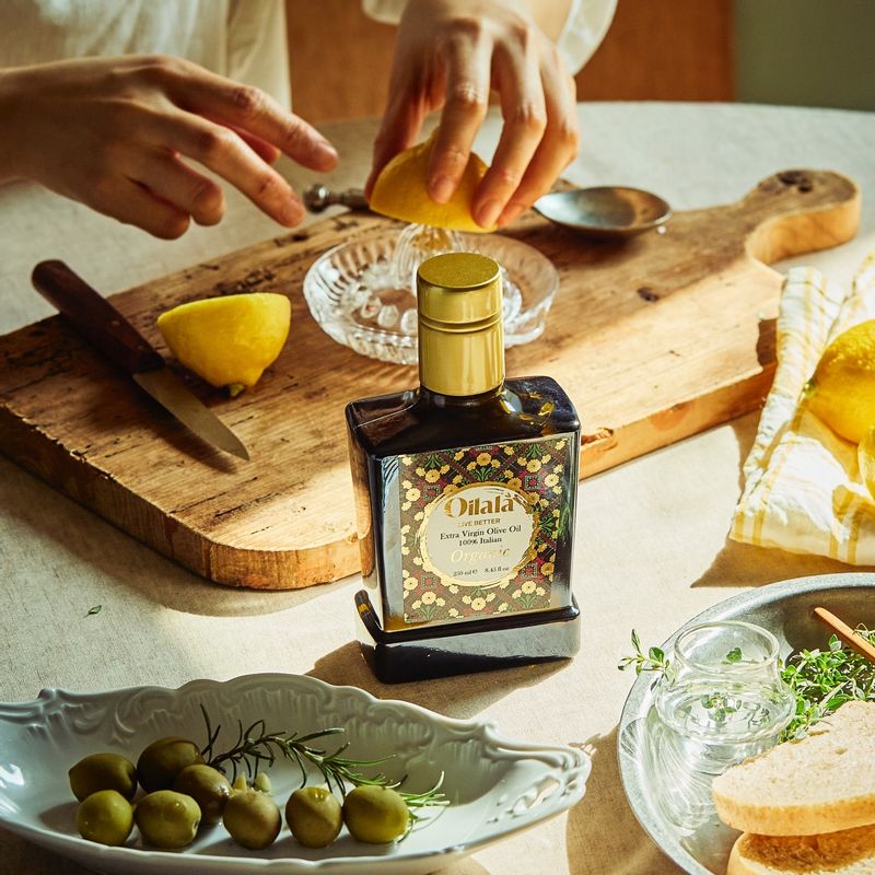 올리브 레몬샷을 위한 재료 이미지로 엑스트라버진 올리브오일,레몬즙 등으로 구성 되어있습니다.