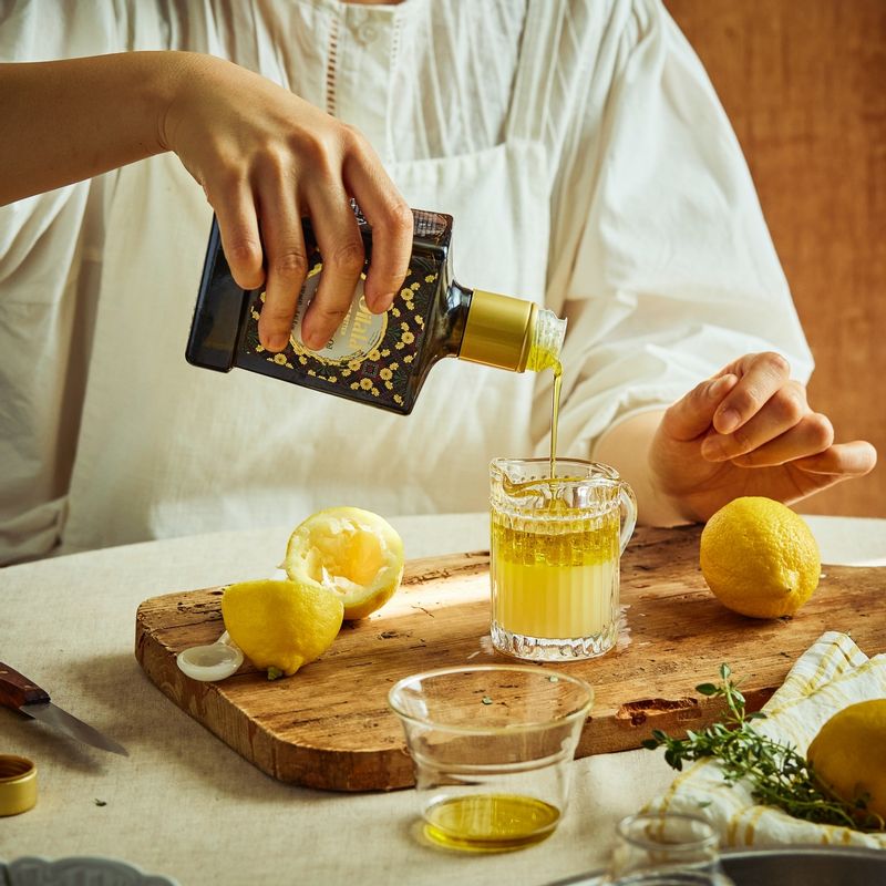 컵에 엑스트라 버진 올리브 오일과 레몬즙을 넣고 잘 섞어주세요.