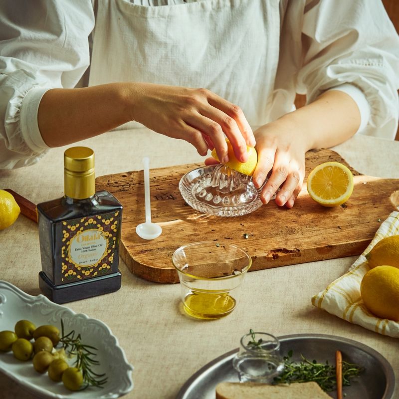 깨끗이 씻은 레몬은 착즙해 주세요.