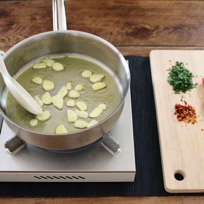 팬에 올리브오일을 두르고 마늘을 넣고 살짝 볶다가 양파와 페페론치노를 넣은 후 약간의 소금과 후추로 밑간하여 1분 정도 볶아주세요.