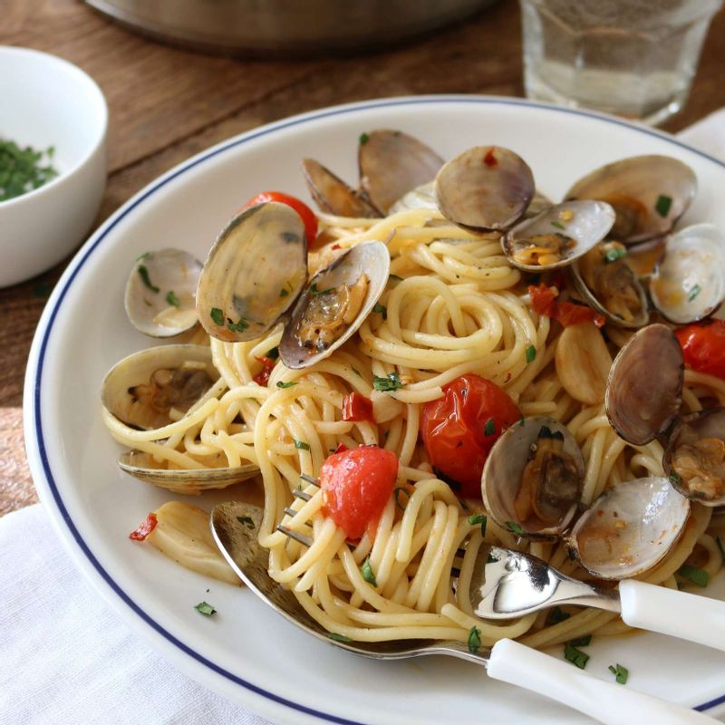 방울토마토를 넣고 살짝 볶아주다가 약간의 소금과 후추로 간을 하고 이태리파슬리와 올리브오일을 뿌려주세요.