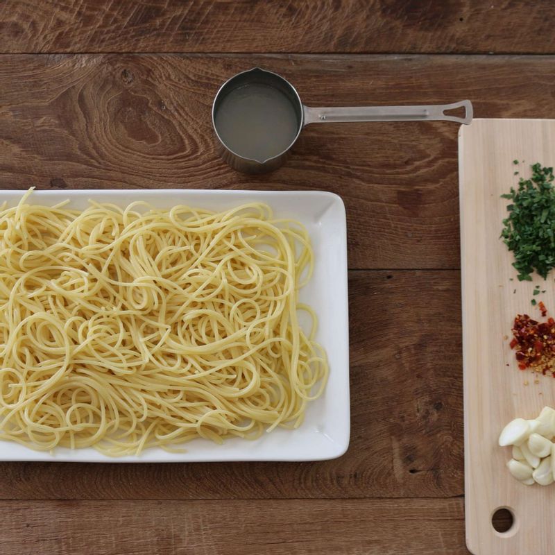 물 8컵에 굵은 소금 1/2큰술을 넣어 스파게티면을 6분 정도 삶고, 넓은 그릇에 펼친 후 올리브오일을 뿌려주세요. (면 삶은 물 1/4컵은 남겨두세요.)