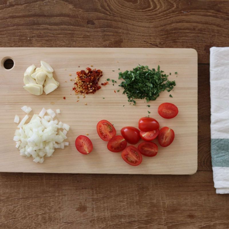 마늘은 편으로 썰고 방울토마토를 2등분 한 후 양파, 페페론치노, 이태리파슬리는 굵게 다져주세요.