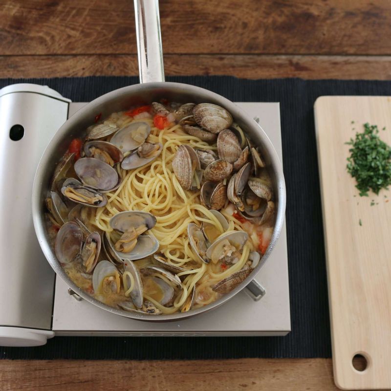 바지락과 화이트와인, 면 삶은 물을 넣어 조개 입이 벌어질 때까지 끓여주세요. 삶은 스파게티 면을 넣고 1~2분 정도 볶아주세요.
