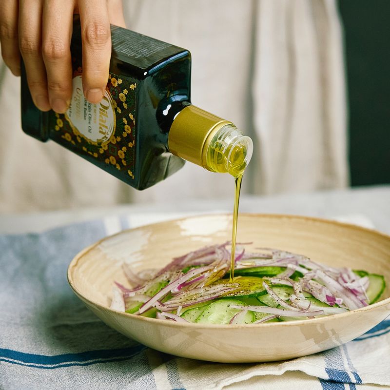 볼에 오이와 적양파를 넣은 후 소스재료를 모두 넣어주세요.