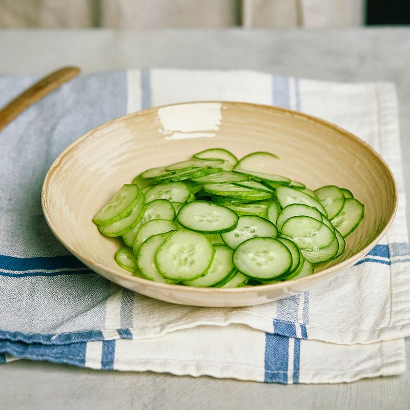 오이와 적양파는 얇게 슬라이스 해주세요.