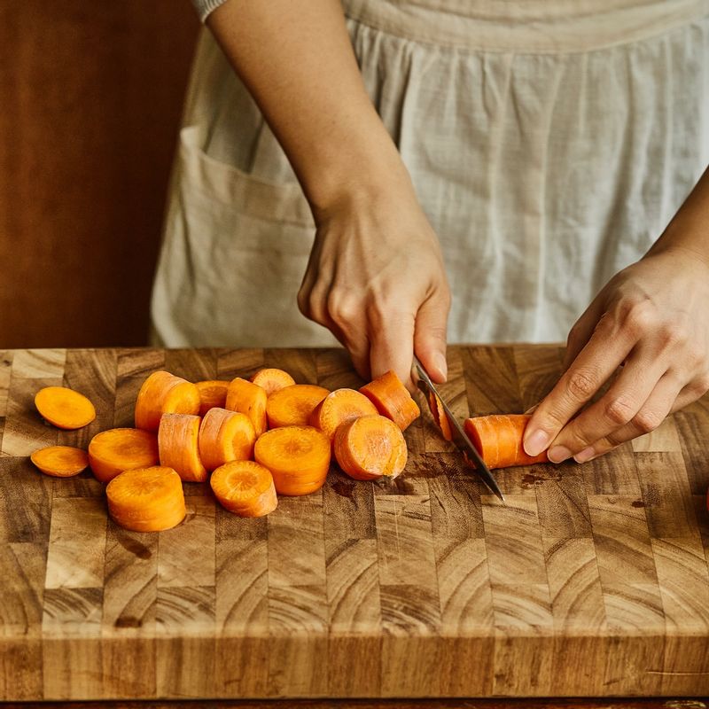 당근은 적당한 크기로 썰어주세요.