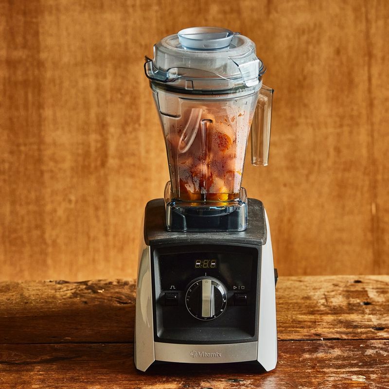 블렌더에 찐 당근과 올리브오일, 레몬즙, 물을 넣어 곱게 갈아주세요.