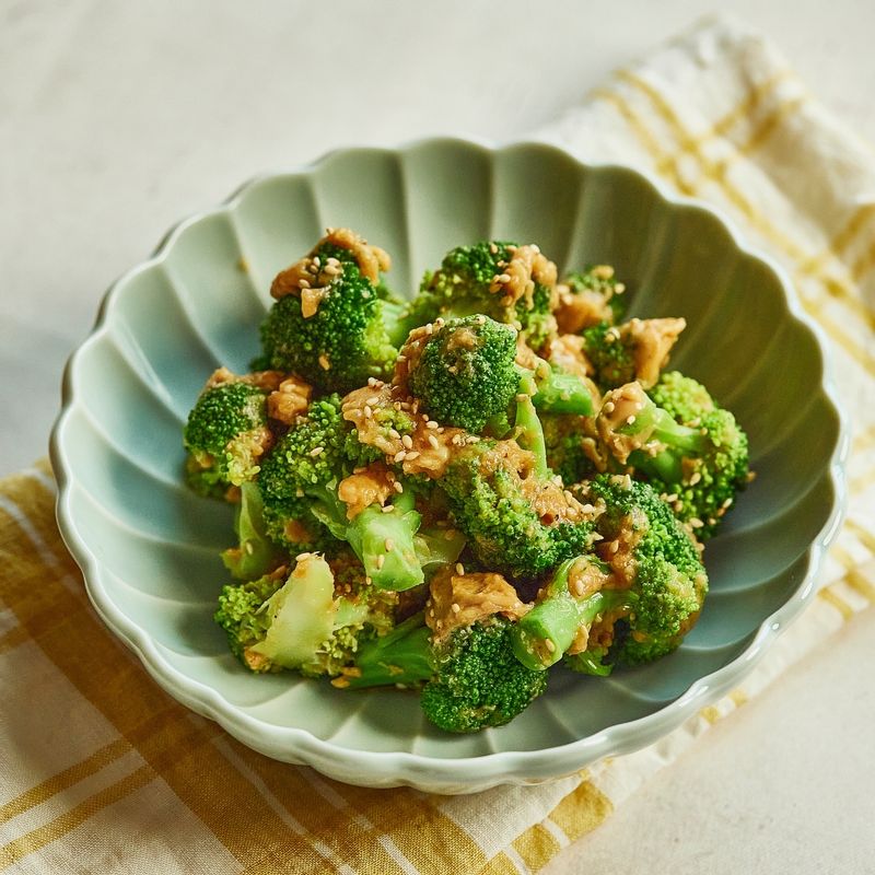 통깨를 부숴 넣고 가볍게 버무려 완성해 주세요.