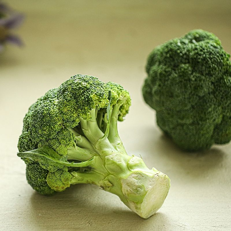 브로콜리 땅콩버터 무침을 위한 재료 이미지로 브로콜리,땅콩버터,간장,꿀,소금 등으로 구성 되어있습니다.