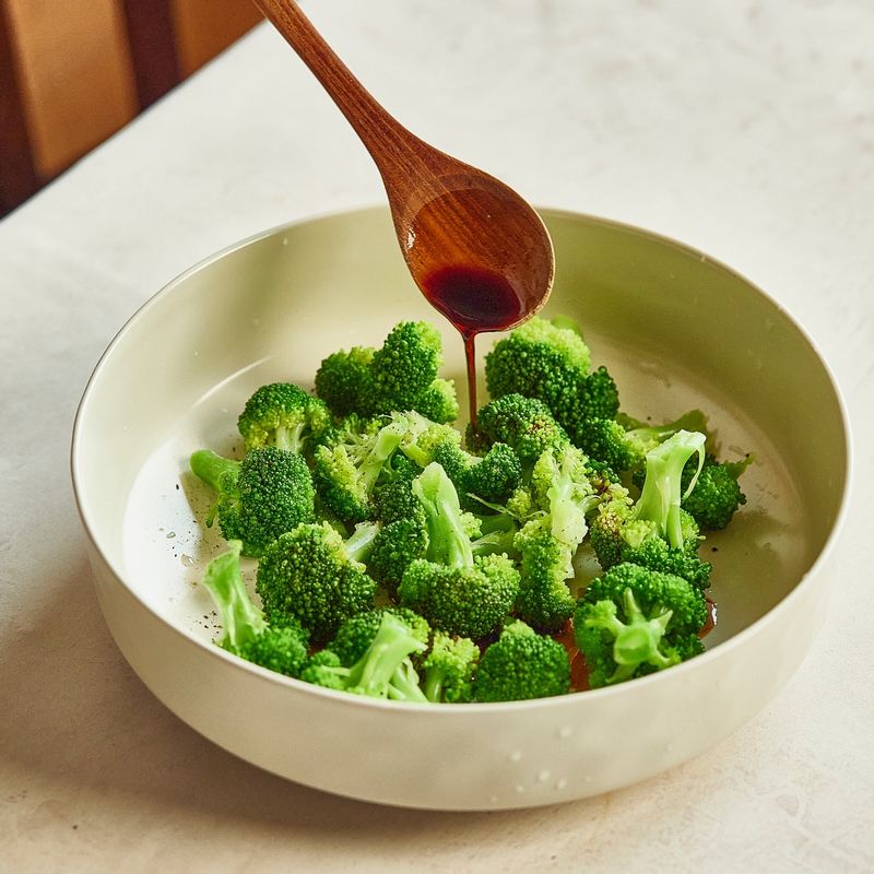 볼에 브로콜리와 간장, 꿀, 소금, 후춧가루를 넣어주세요.