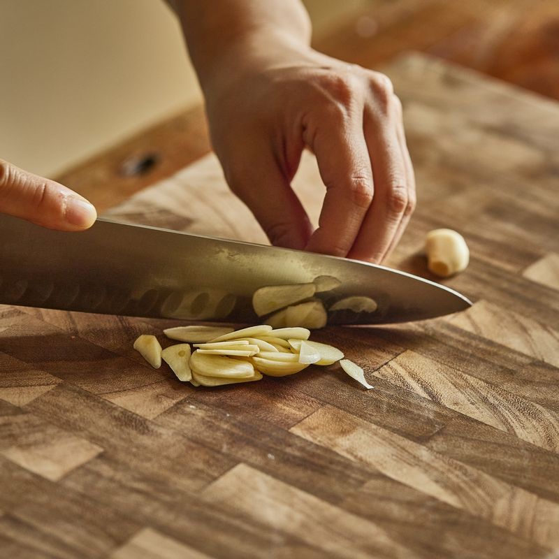 마늘은 편썰고 양파는 다져주세요. 양송이는 얇게 슬라이스 해주세요.