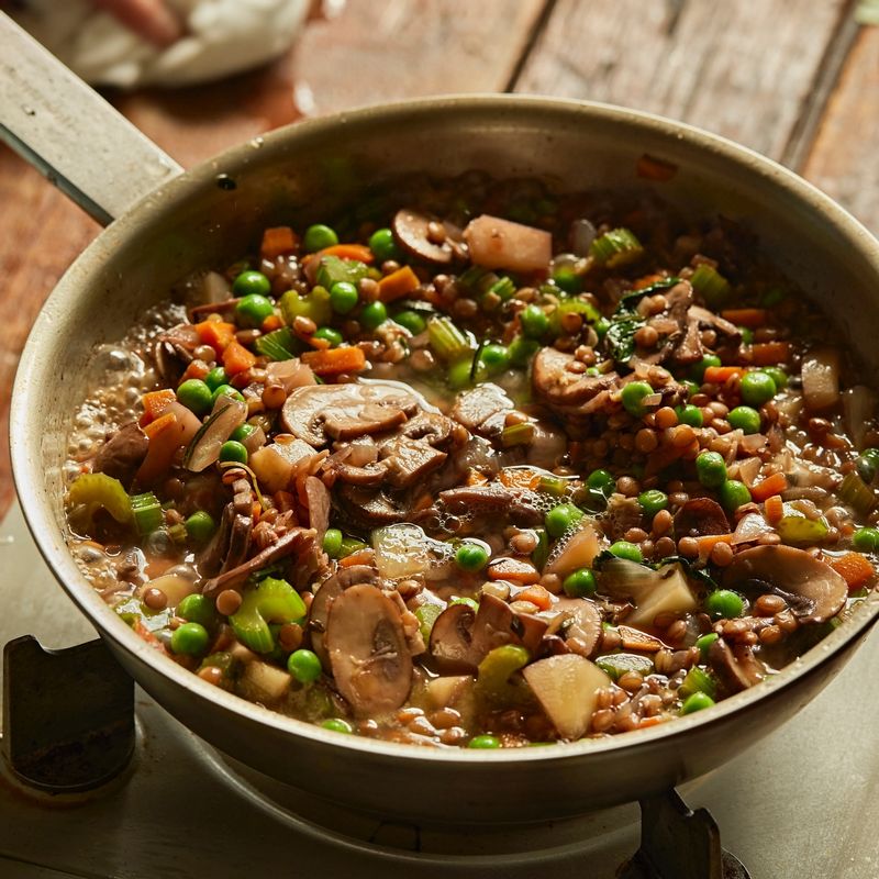 채수를 조금씩 부어가며 끓이다가 토마토 페이스트를 넣고 저어가며 끓여주세요.