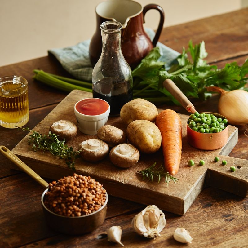 비건파이을 위한 재료 이미지로 삶은 렌틸콩,감자,당근,샐러리,양파 등으로 구성 되어있습니다.