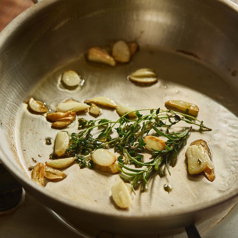 달군 팬에 올리브오일을 두른 후 마늘과 허브를 넣어 볶다가 양송이를 넣어 볶아주세요.