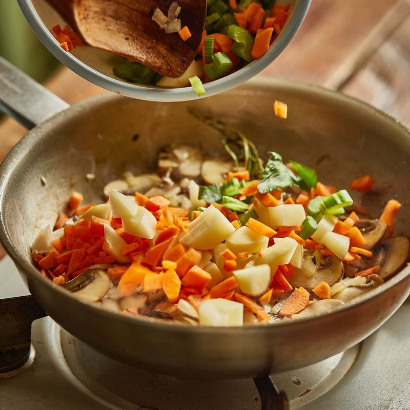 양파, 샐러리, 자투리 감자,당근 다진것을 넣고 간장, 소금, 후추 간을 해 볶아주세요.