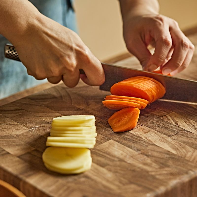 샐러리는 모양대로 잘게 썰고 감자와 당근은 채칼로 껍질을 벗긴 후 얇게 슬라이스 해주세요. (tip. 당근, 감자 자투리는 다져주세요)