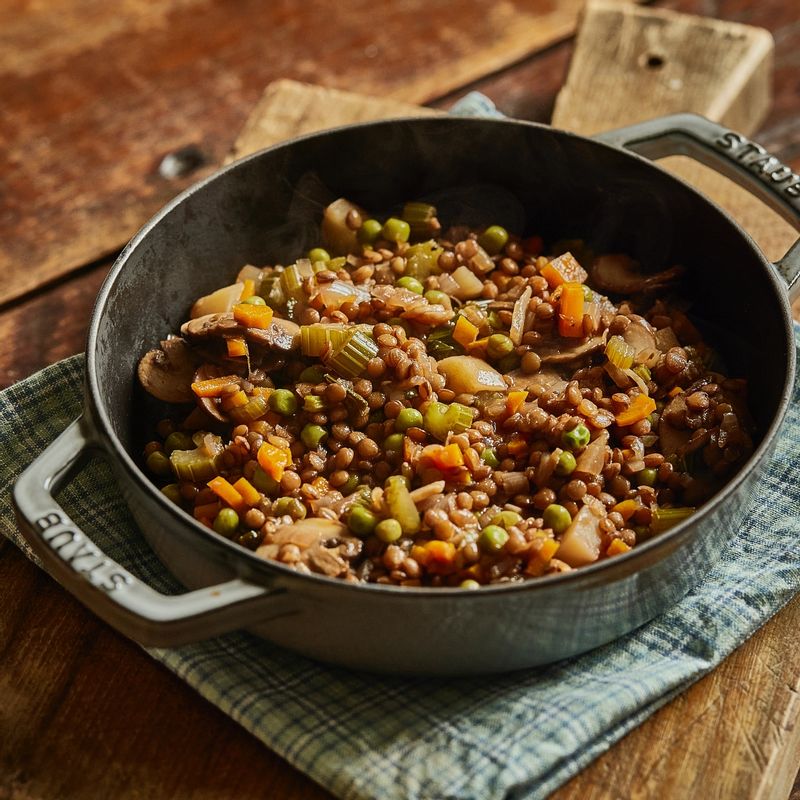 농도가 걸죽해 진 재료를 한 김 식혀 오븐 그릇에 옮겨 담고 슬라이스 해둔 감자와 당근을 올린 후 올리브오일을 뿌려주세요.