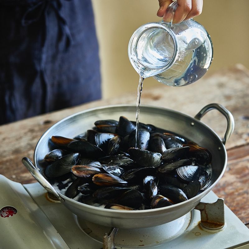 냄비에 홍합과 홍합이 살짝 잠길만큼만 물을 붓고 끓여주세요.