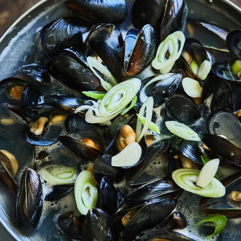 홍합이 입을 벌리면 마늘과 대파를 넣고 끓이다가 굵은소금으로 간을 해주세요.