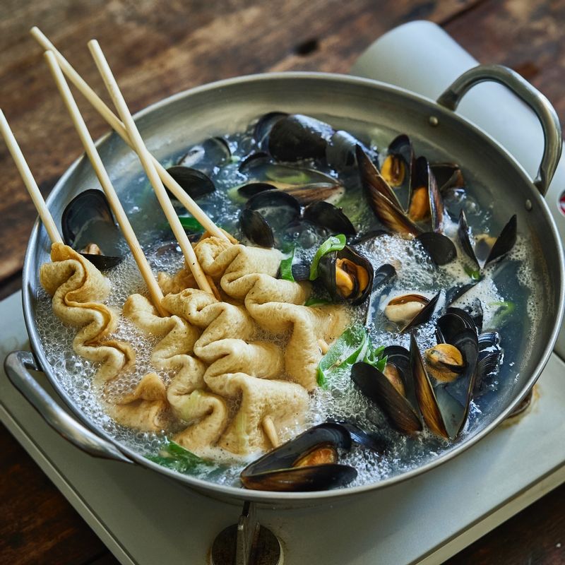 어묵 꼬치를 추가해서 맛있게 즐겨주세요. 
(tip.기호에 따라 청양고추 1개를 썰어 넣어도 좋아요)