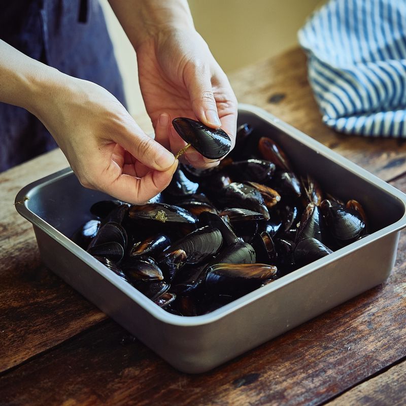 홍합은 수염을 떼고 깨끗이 씻어주세요.