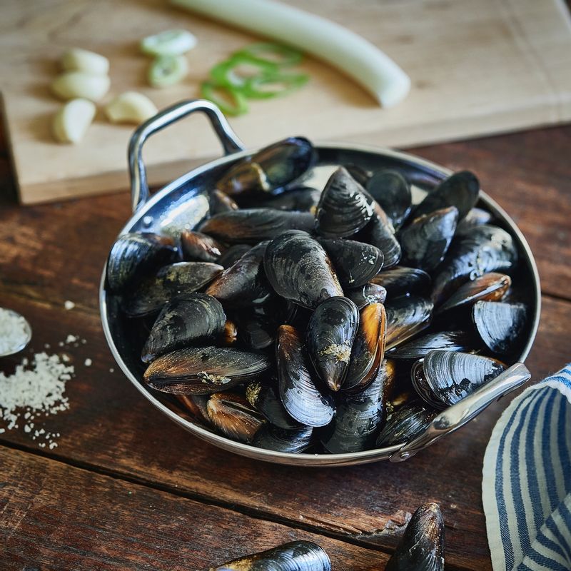 홍합탕을 위한 재료 이미지로 홍합,물,마늘,대파,굵은소금 등으로 구성 되어있습니다.