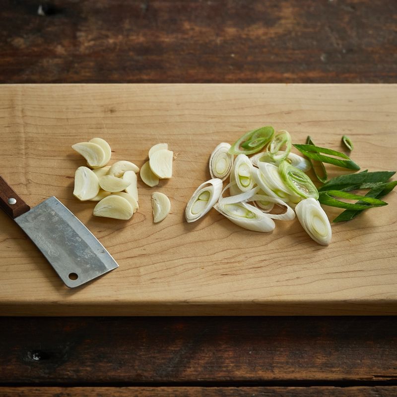 마늘은 편썰고 대파는 어슷 썰어주세요.